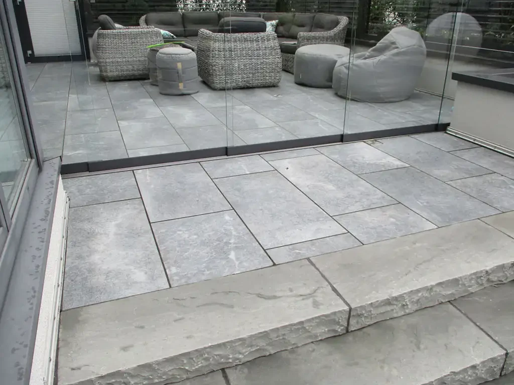 Moderne Terrasse mit Natursteinplatten von Wesseler Natursteinhandel