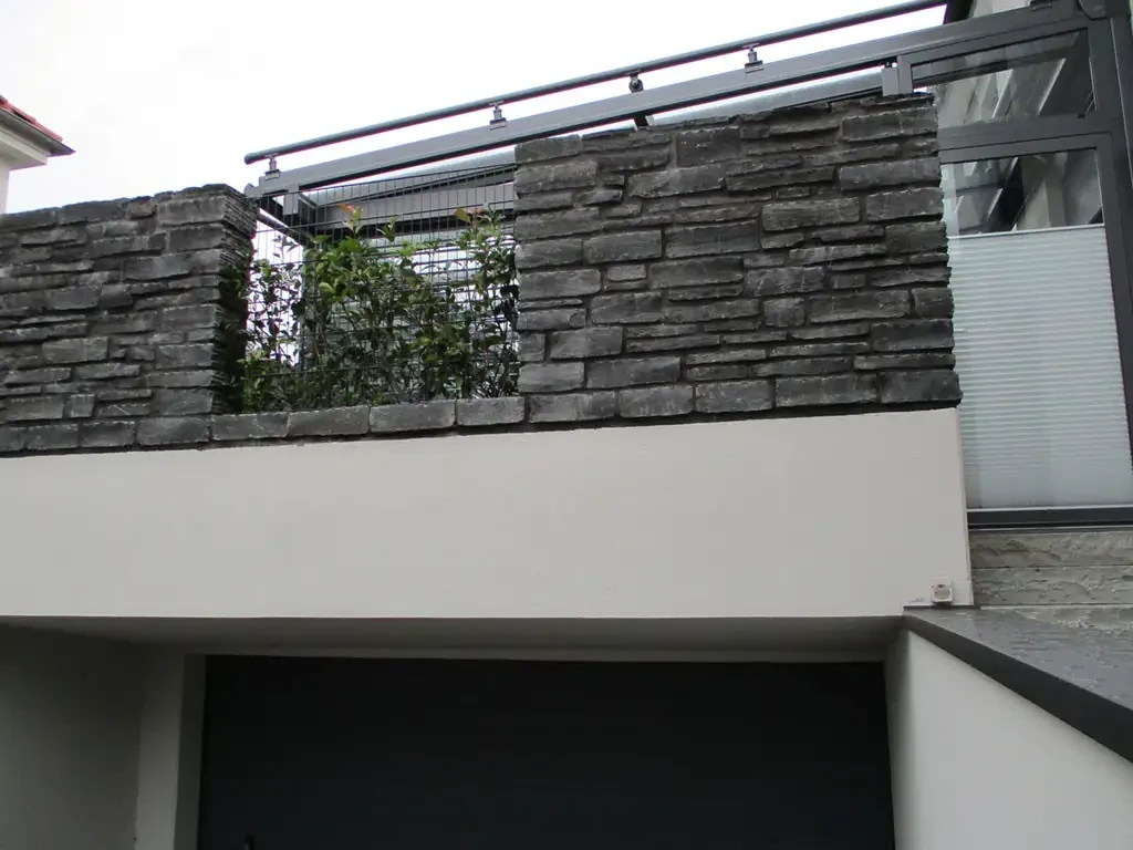 Natursteinmauer von Wesseler Natursteinhandel als Balkonverkleidung