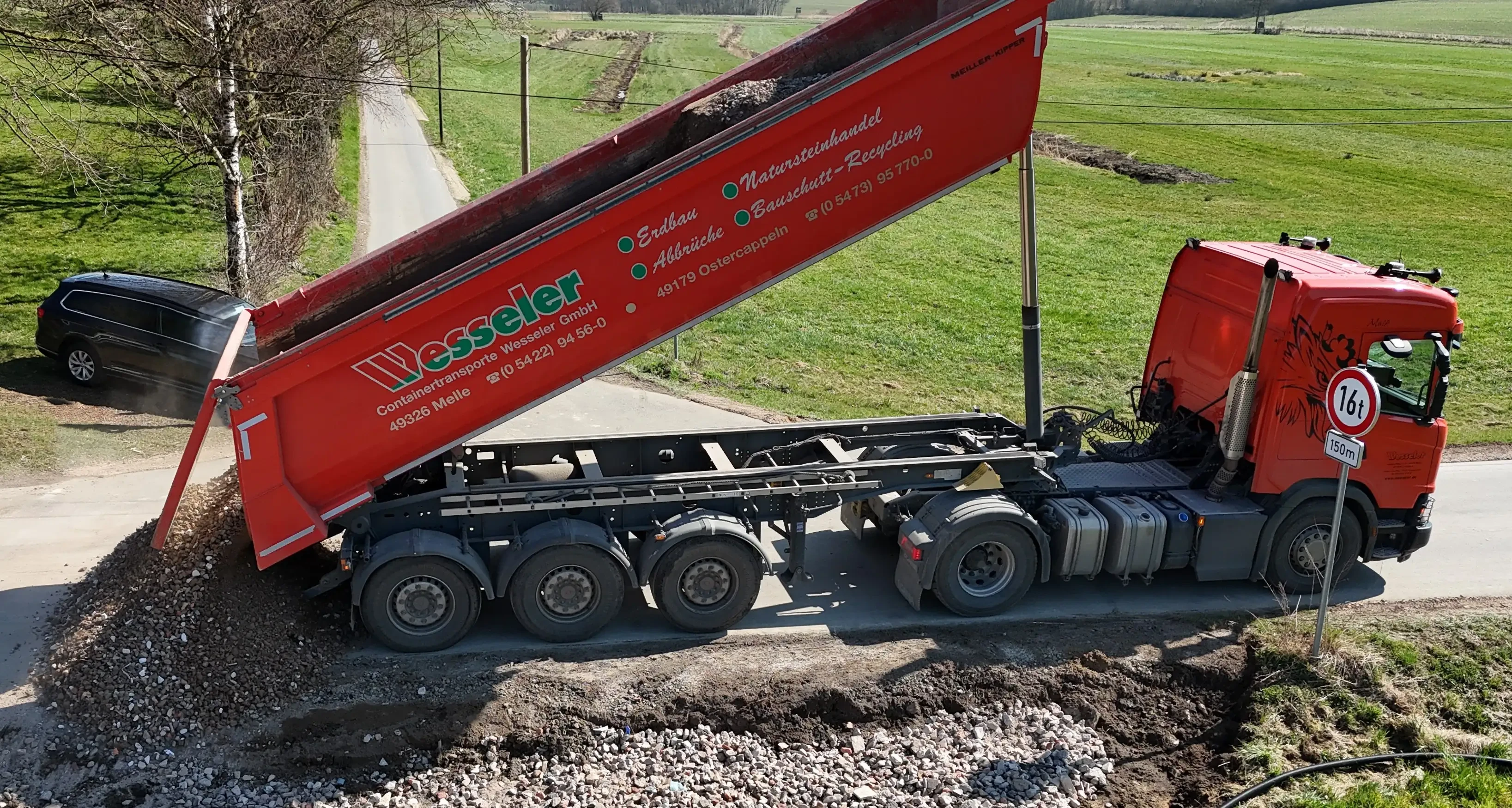 LKW von Containertransporte Wesseler GmbH beim Entladen von Bauschutt auf einer Baustelle in Melle