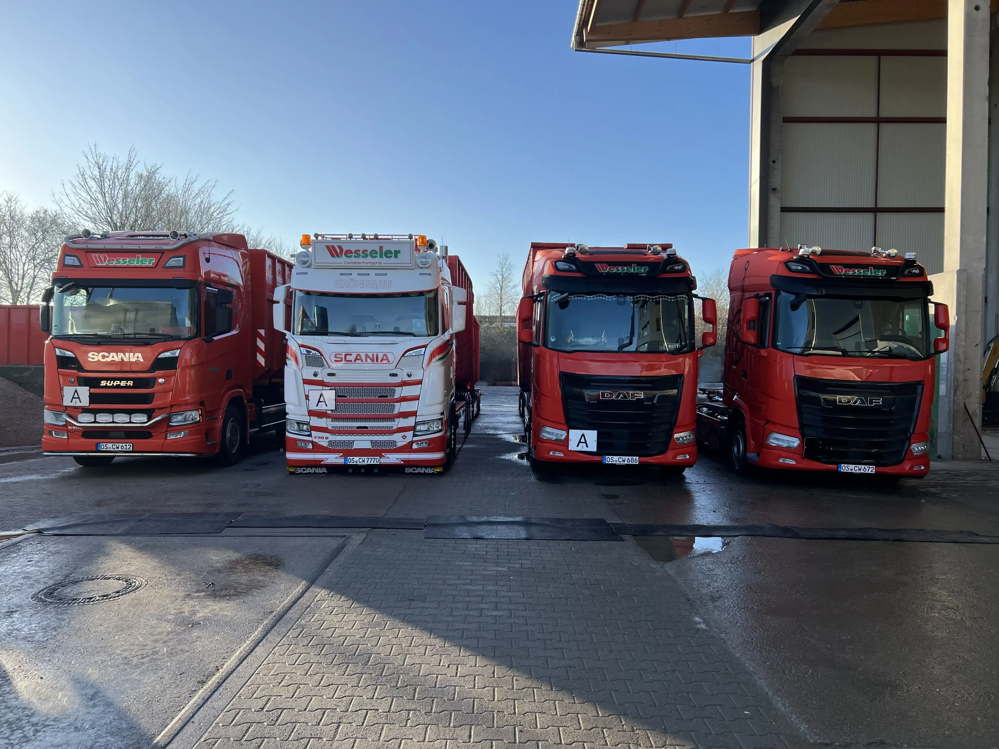 Wesseler LKWs von Scania und DAF auf einem Firmengelände