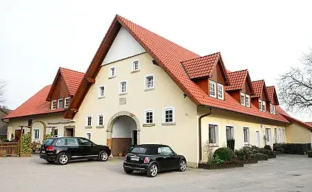 Historischer Hauptsitz der Firma Wesseler mit moderner Fassade und roten Dachziegeln