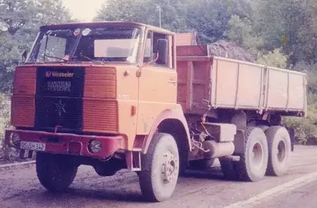 Historischer Wesseler Kipplaster auf einer Baustelle
