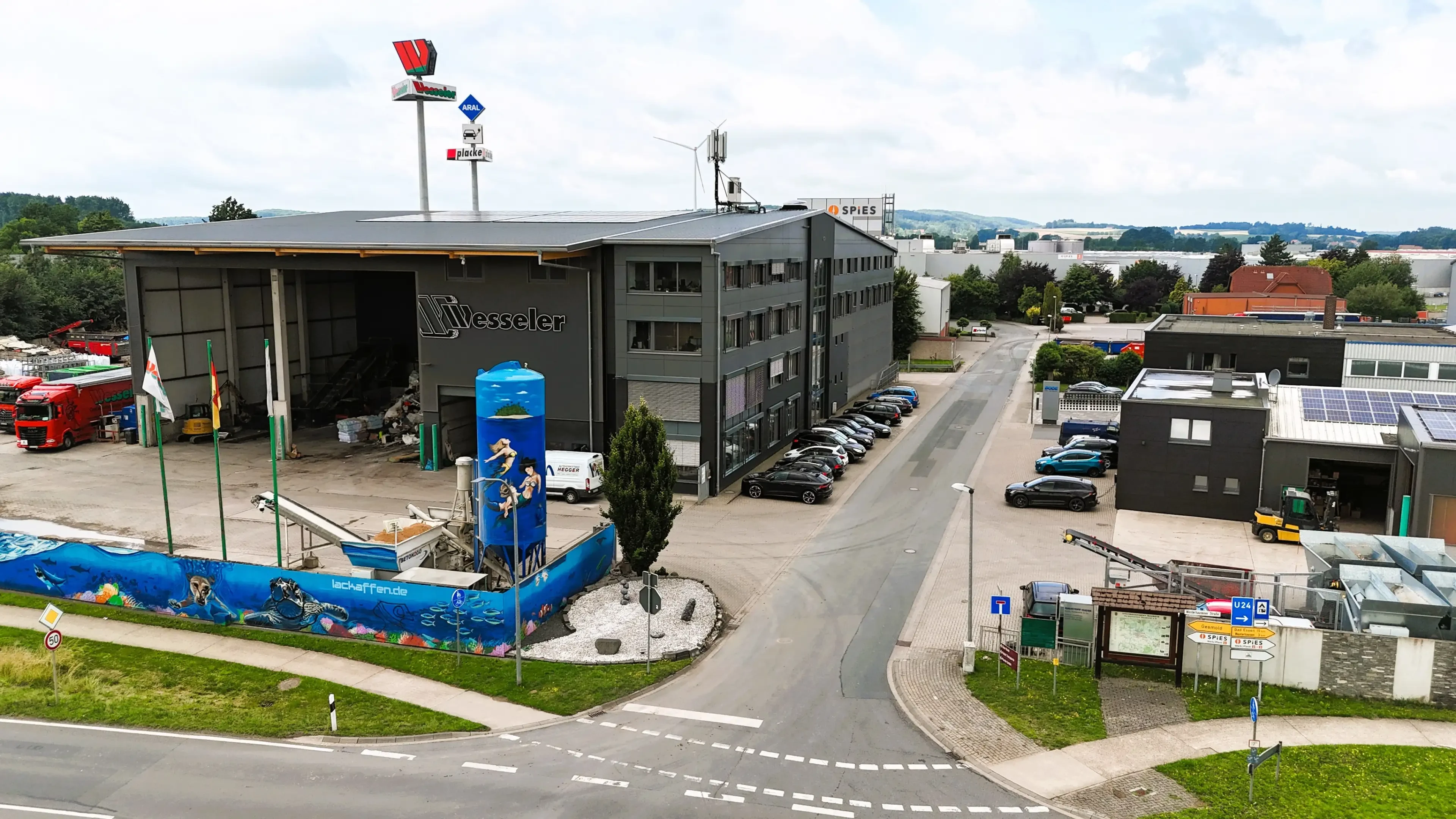 Luftaufnahme des Industriegebiets in Gesmold mit Wesseler-Gebäude und bemaltem Silo