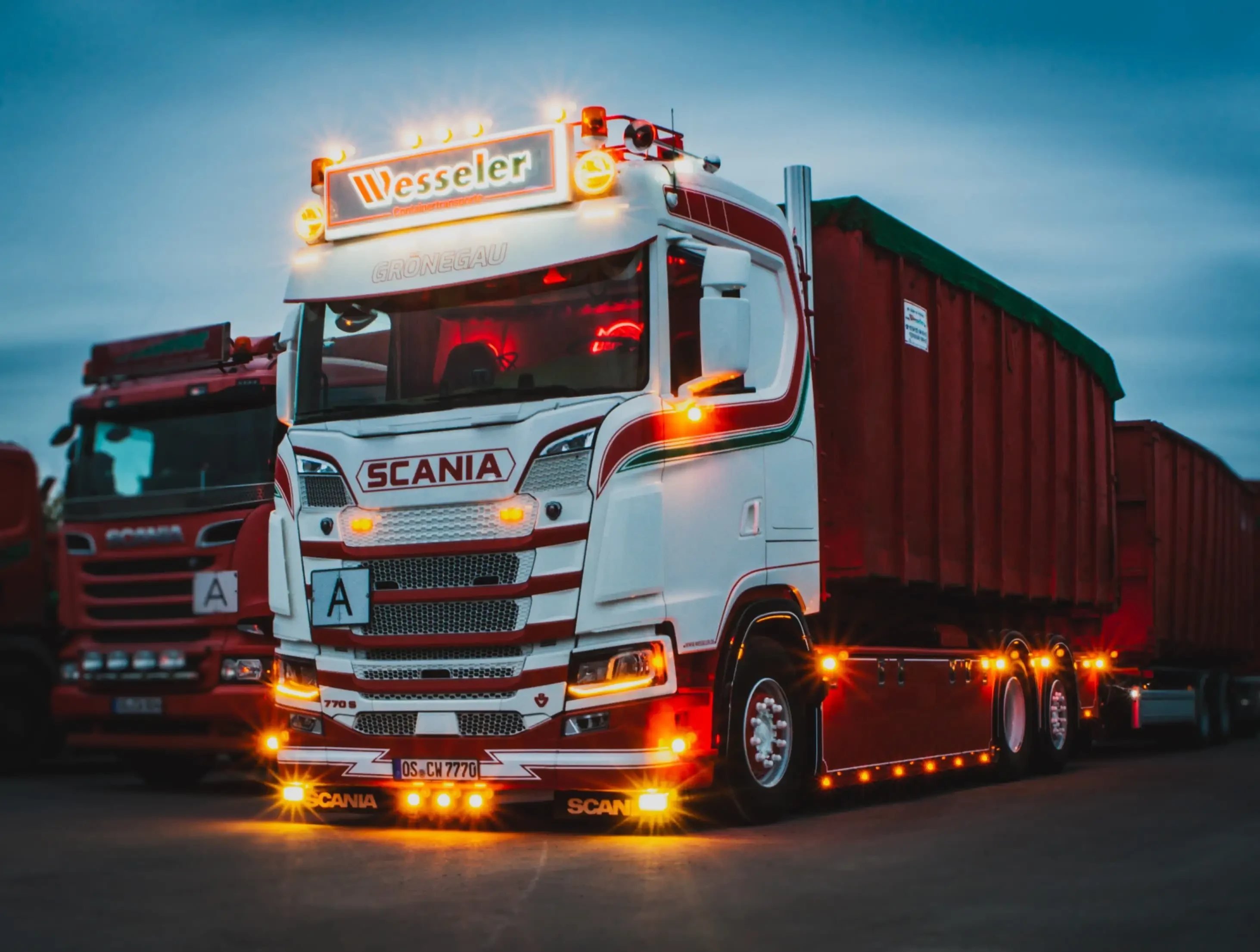 Scania LKW der Firma Wesseler Gronebau mit Anhänger bei Dämmerung