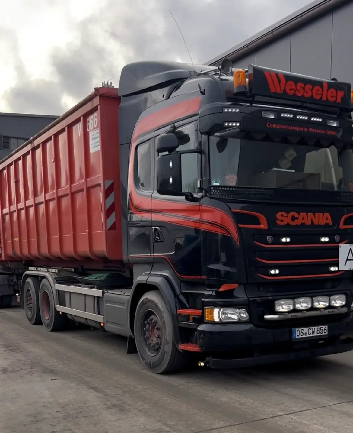 Scania LKW von Containertransporte Wesseler GmbH mit rotem Container im Einsatz