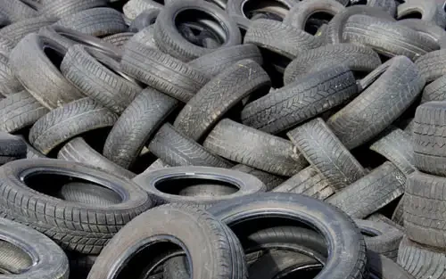 Altreifen auf einem Haufen – Entsorgung und Recycling von Altreifen