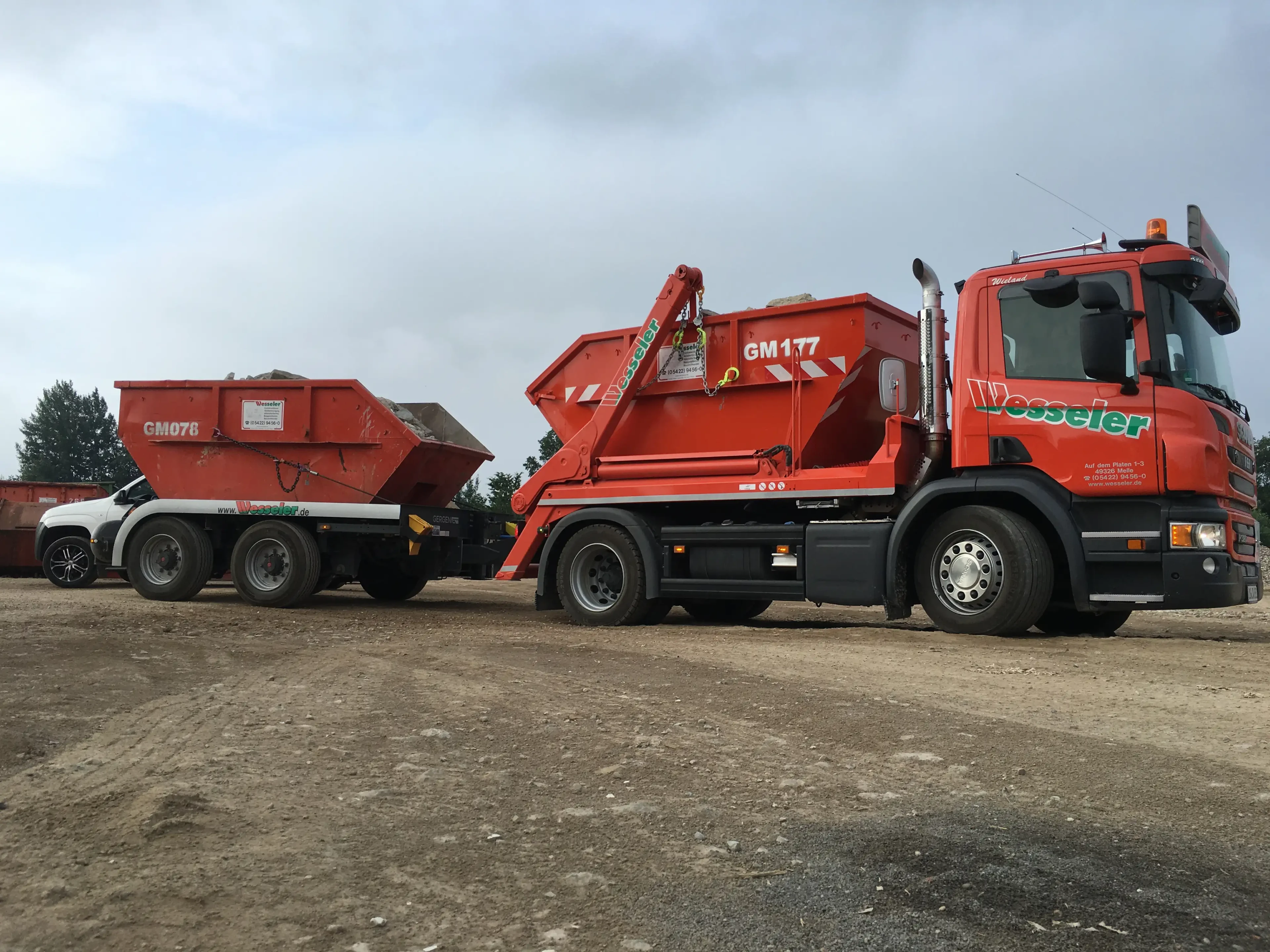 Abrollcontainer und LKW auf Baustelle von Weseler Entsorgung