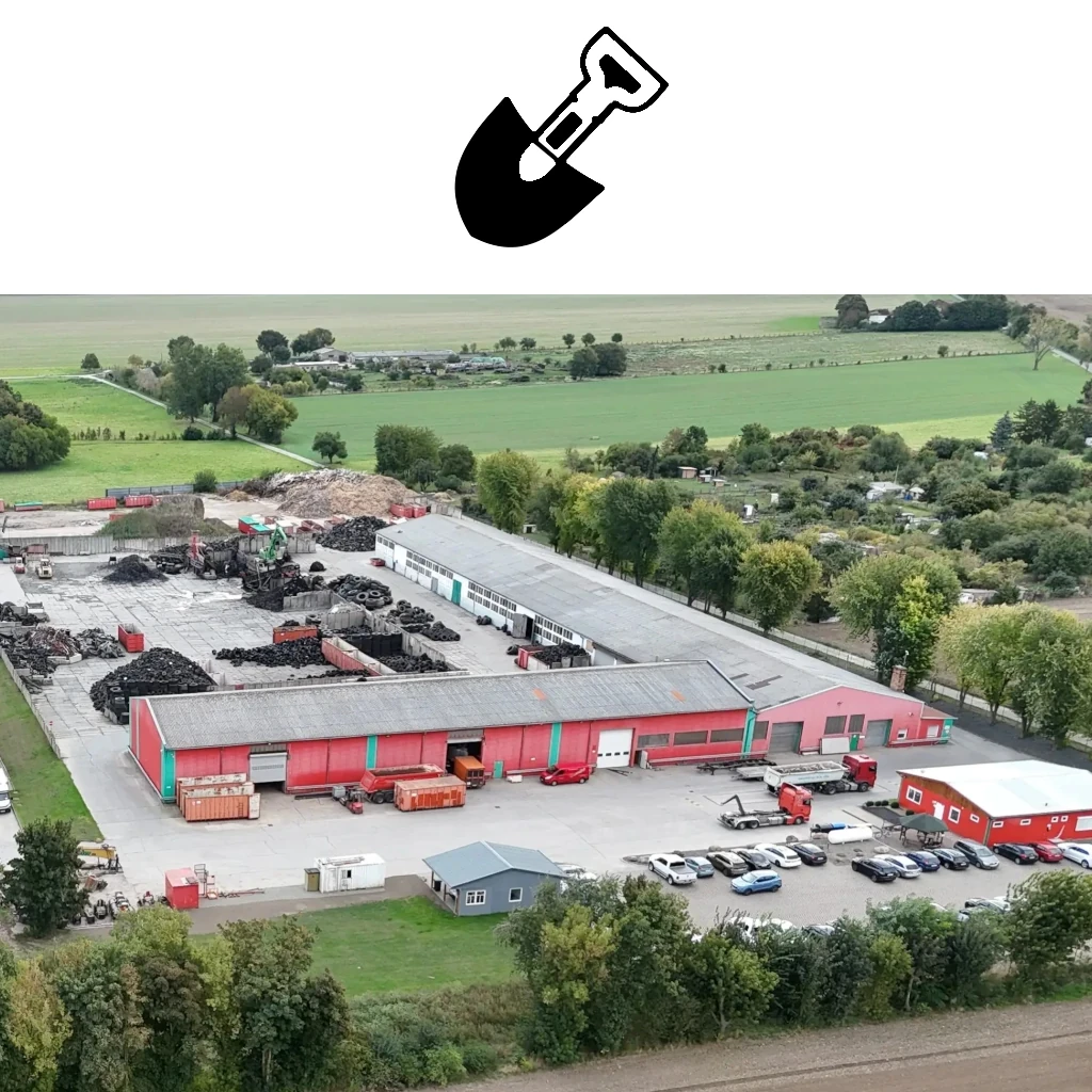 Luftaufnahme eines Betriebsgeländes mit Gebäuden und Fahrzeugen zur Baustellenbetreuung