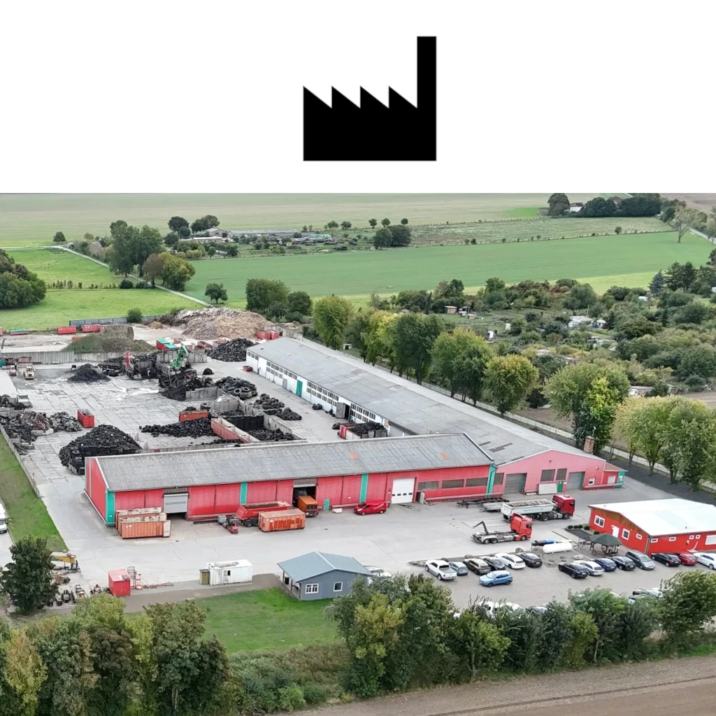 Luftaufnahme eines Industriegebäudes mit Lagerflächen und Fahrzeugen, Symbol für Betriebsleiter