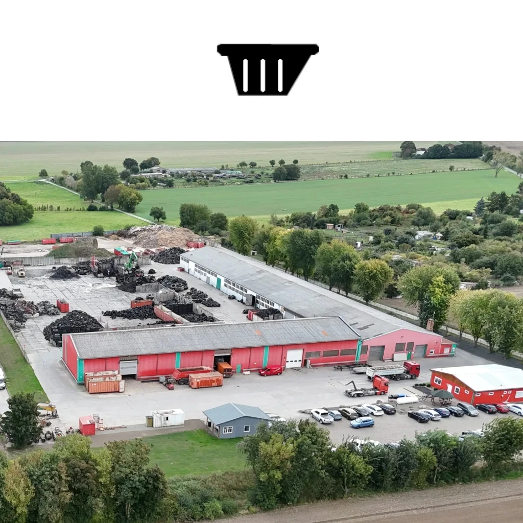 Luftaufnahme eines Containerdienst-Betriebsgeländes mit Containern und Recyclinghof