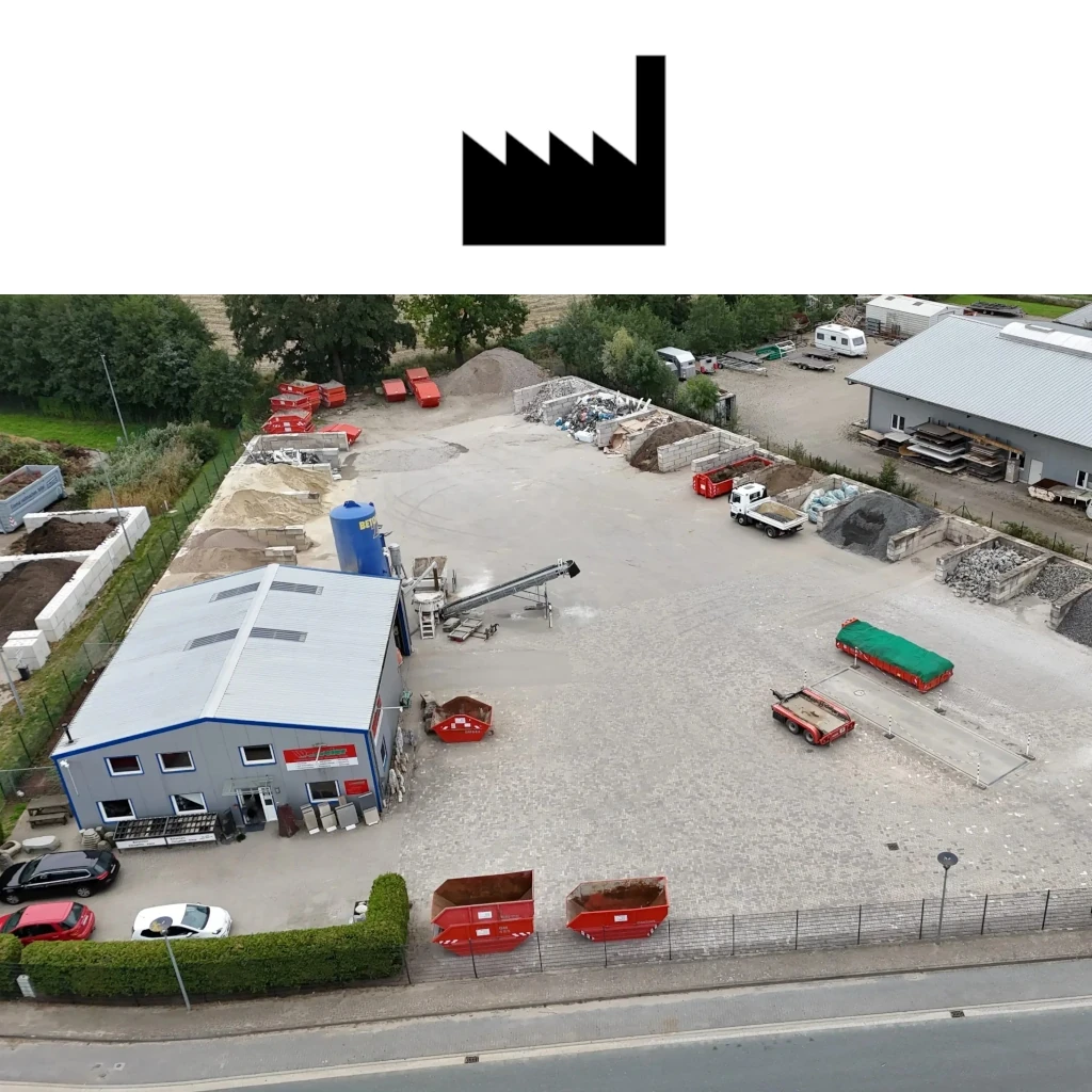 Betriebsleiter auf einem Firmengelände mit Industriegebäude und Lagerflächen aus der Vogelperspektive