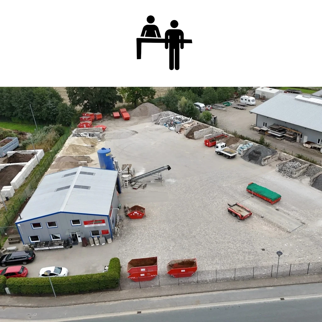 Annahmebereich eines Baustoffhofs mit Lager und Containern aus der Vogelperspektive