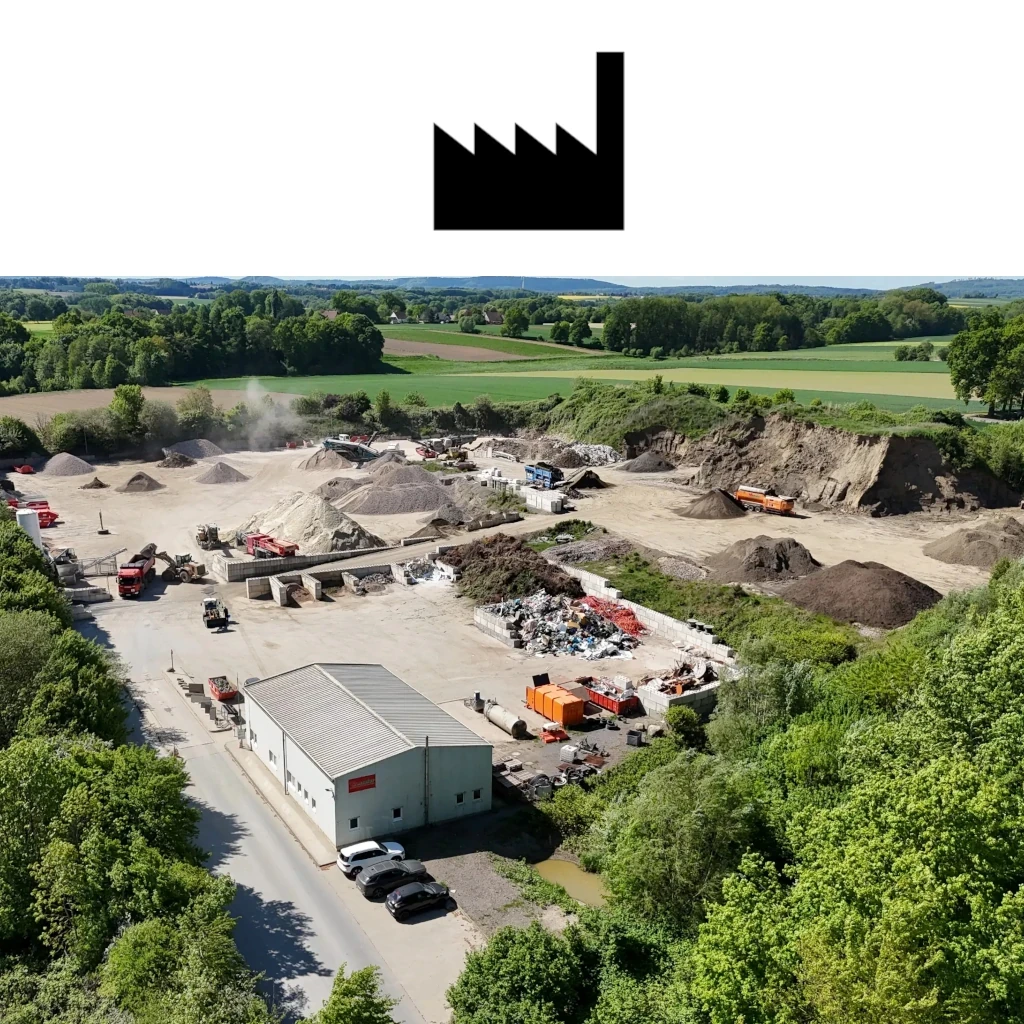 Luftaufnahme eines Betriebsstandorts mit Industriegebäude und Lagerplatz, Symbol für Betriebsleiter