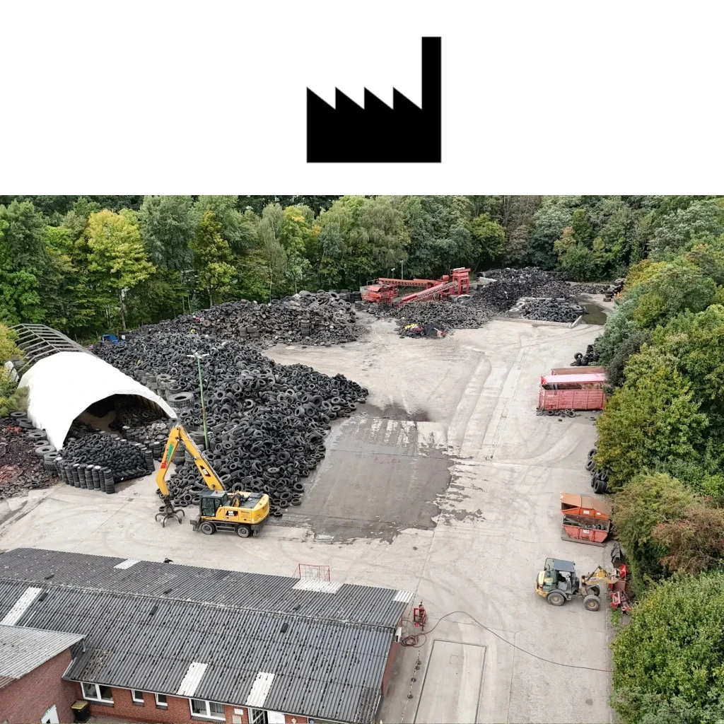 Betriebsleiter auf einem Recyclinghof mit Altreifen und Maschinen aus der Vogelperspektive