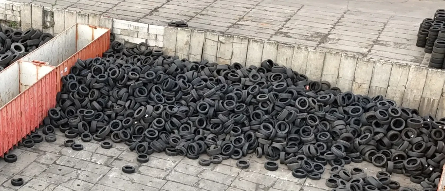 Viele schwarze Reifen auf einem gepflasterten Platz – pkf reifen