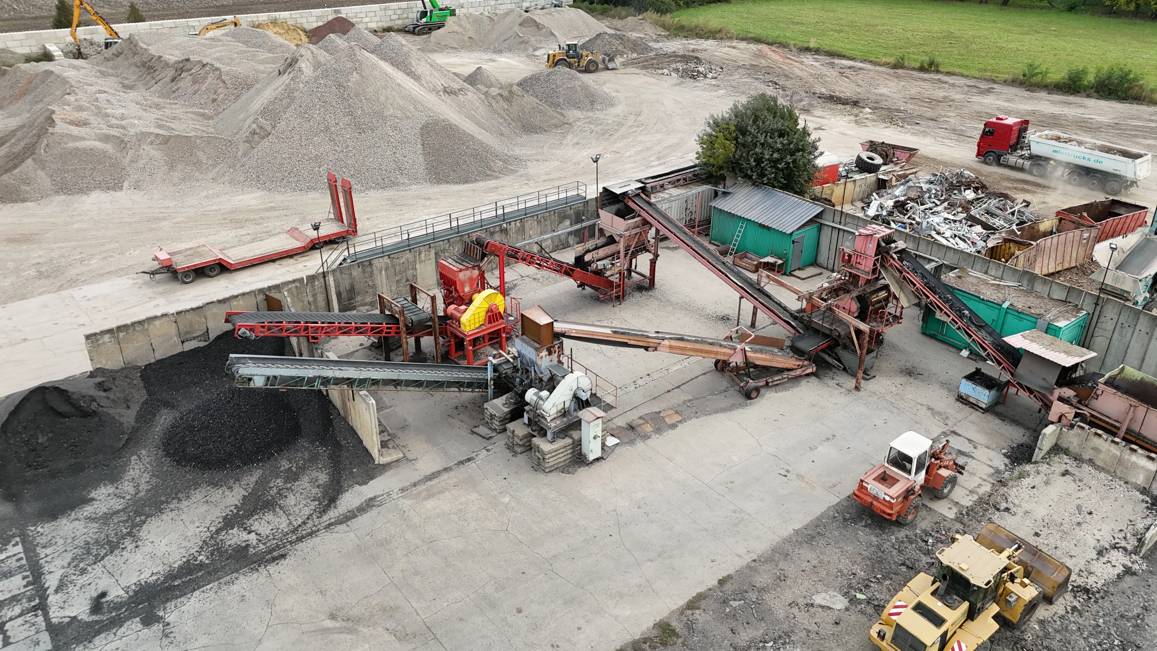 Industriegelände mit Förderbändern und Schotterwerk, Luftaufnahme einer Kies- und Schotterverarbeitungsanlage