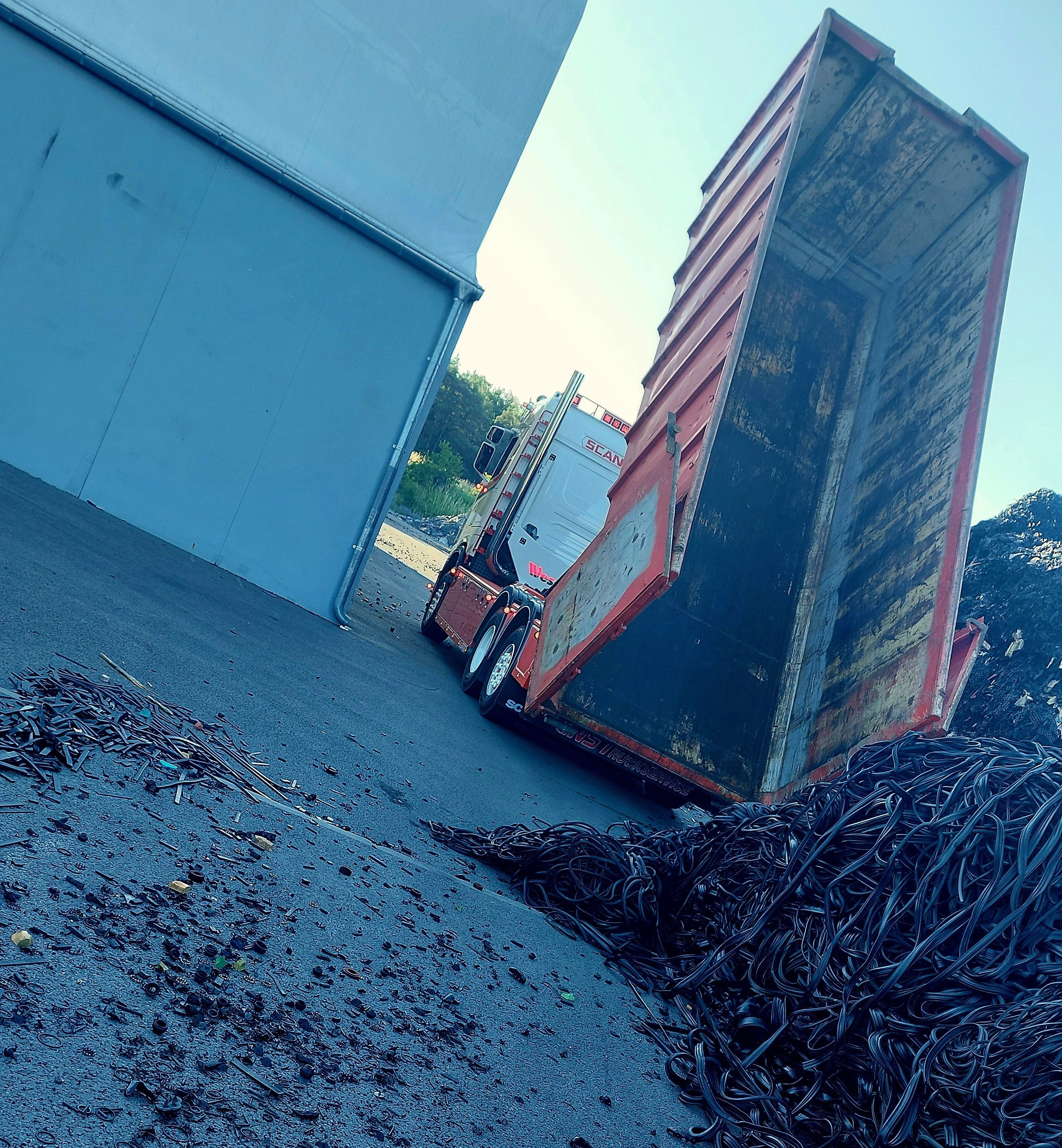 LKW mit Kippmulde beim Entladen von Metallschrott auf dem Betriebsgelände Gronergauer
