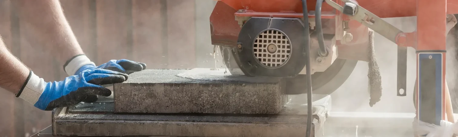 Steinbearbeitung mit einer professionellen Steinsäge – Detailansicht beim Schneiden eines Betonblocks