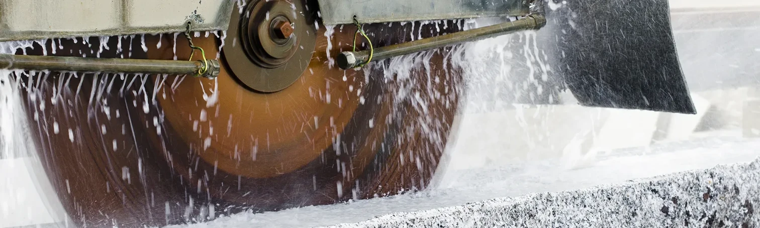 Steinbearbeitung mit Diamantsäge und Wasserkühlung – Detailaufnahme eines Schneideprozesses