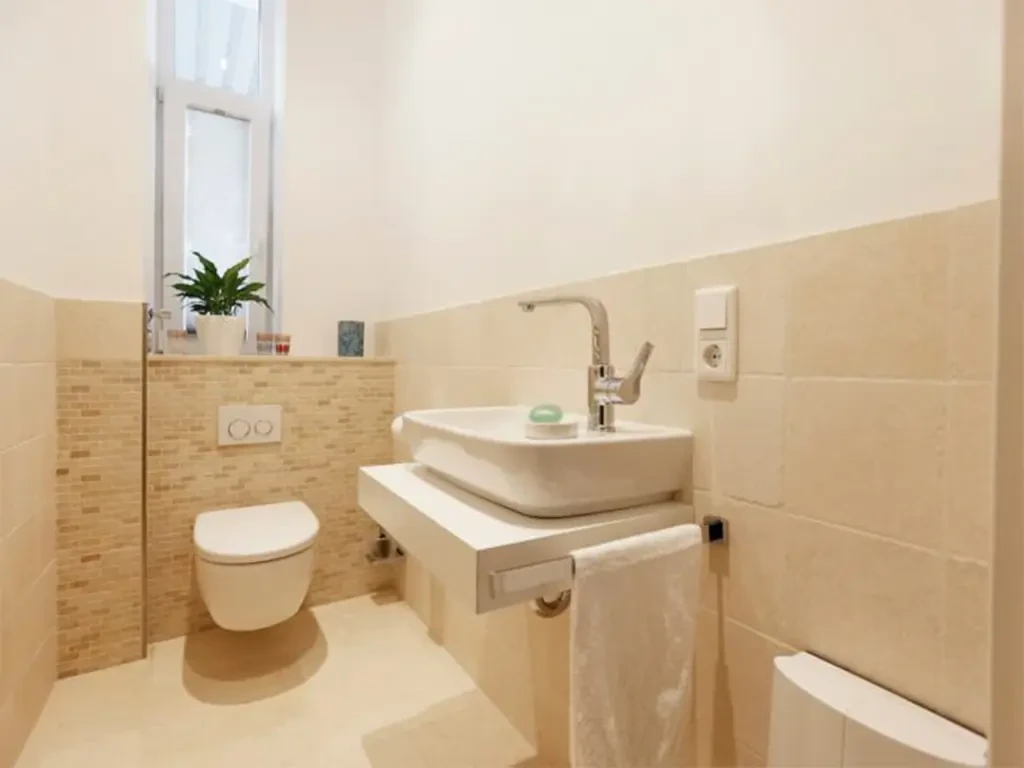 Modernes Badezimmer mit hellen Wandfliesen und Waschtisch