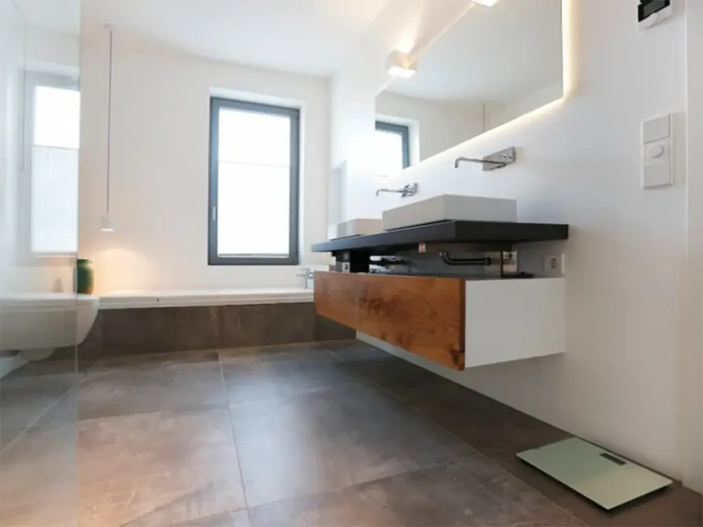 Modernes Badezimmer mit großen Keramikfliesen am Boden