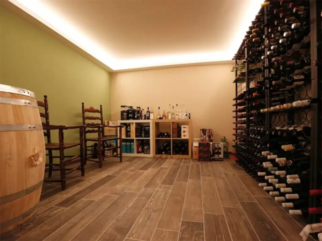 Moderner Weinkeller mit Holzoptik-Keramikfliesen als Bodenbelag