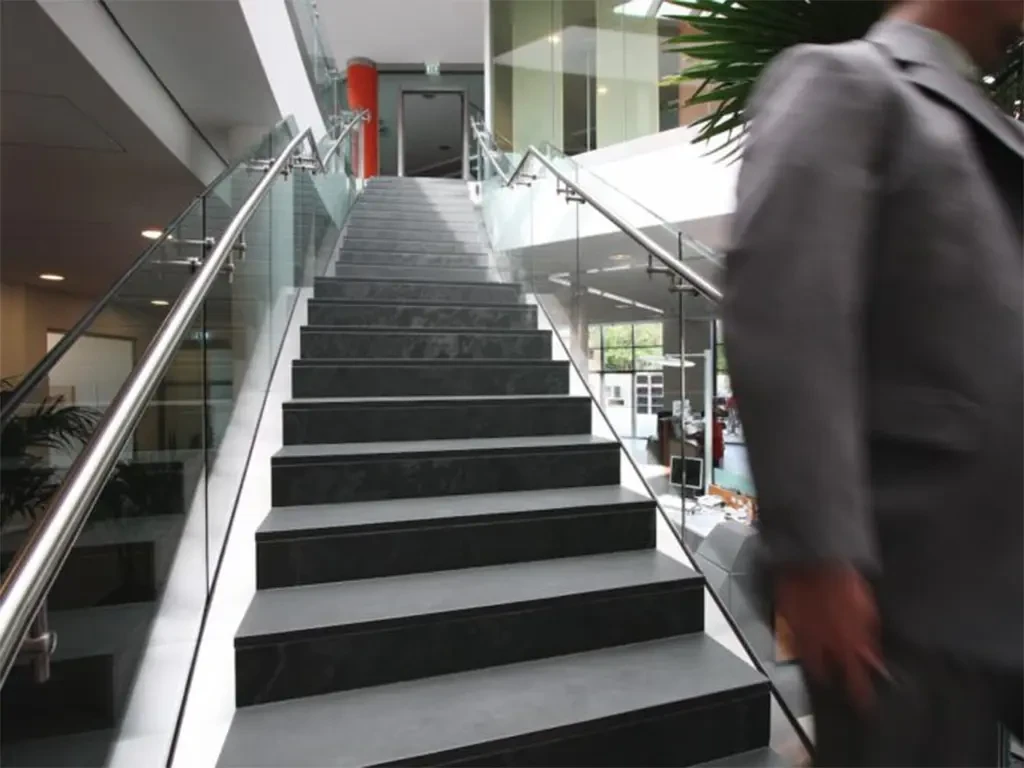 Moderne Treppenanlage mit Glasgeländer in einem Bürogebäude