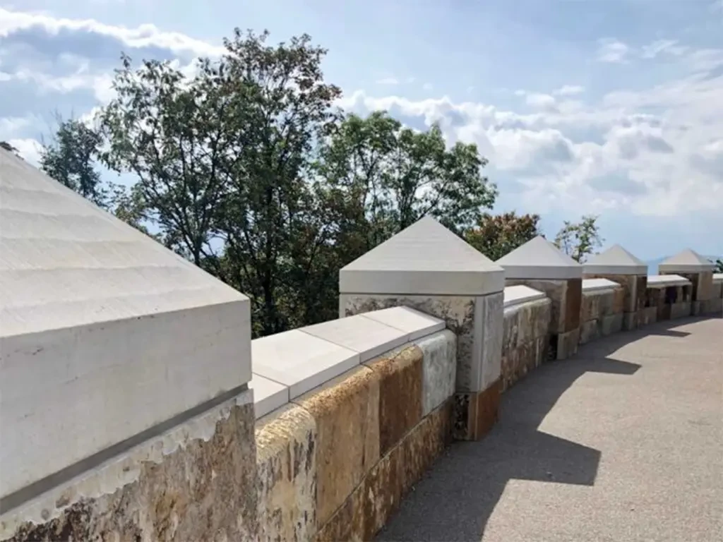Mauerabdeckplatten aus Naturstein als Abdeckung einer Gartenmauer