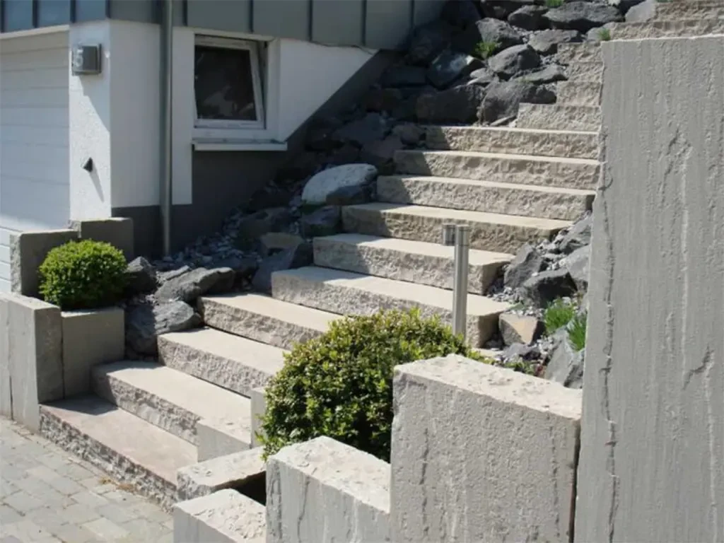 Blockstufen aus Naturstein als moderne Außentreppe im Garten