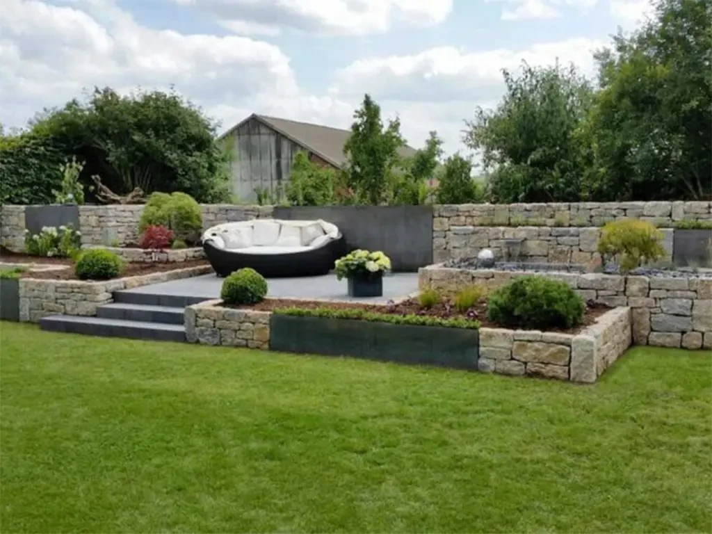 Moderne Gartengestaltung mit Trockenmauersteinen und Sitzbereich