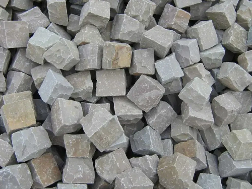 Naturstein Pflastersteine grau, Nahaufnahme von Pflastersteinen als Baumaterial