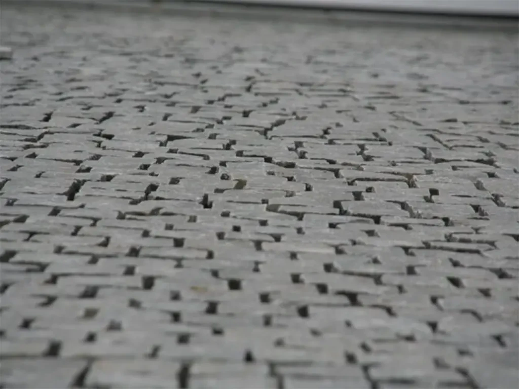 Nahaufnahme von grauen Pflastersteinen als Bodenbelag