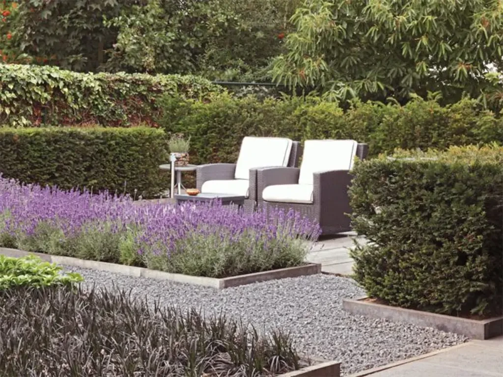 Moderner Garten mit Zierkies und Splitt, gemütlicher Sitzecke und Lavendelbeet