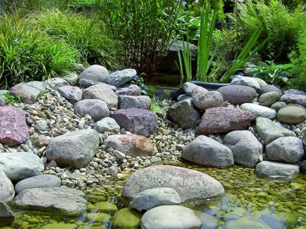 Dekosteine im Garten als Gestaltungselement am Teichufer