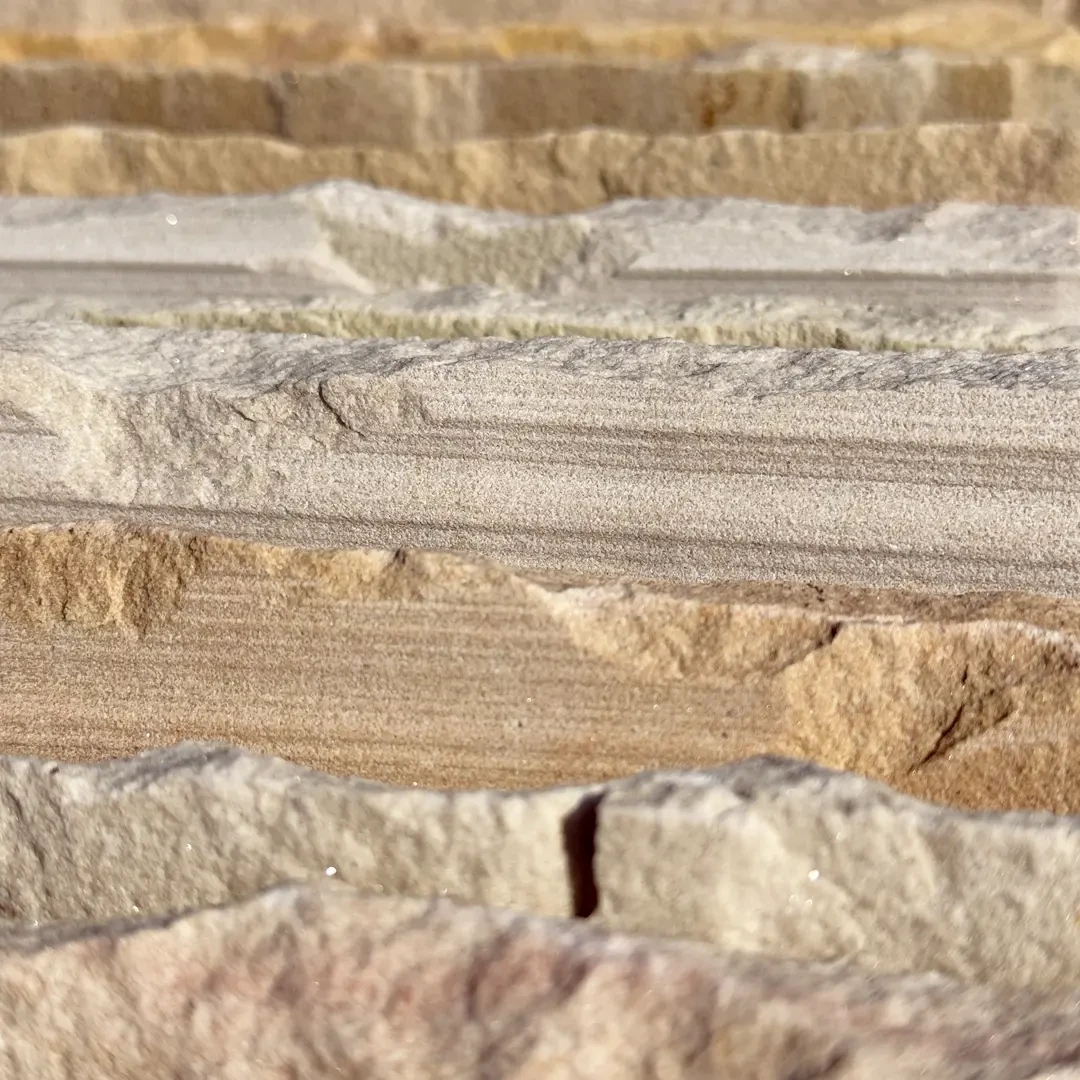 Nahaufnahme von Terrassenplatten aus Naturstein in verschiedenen Farbtönen