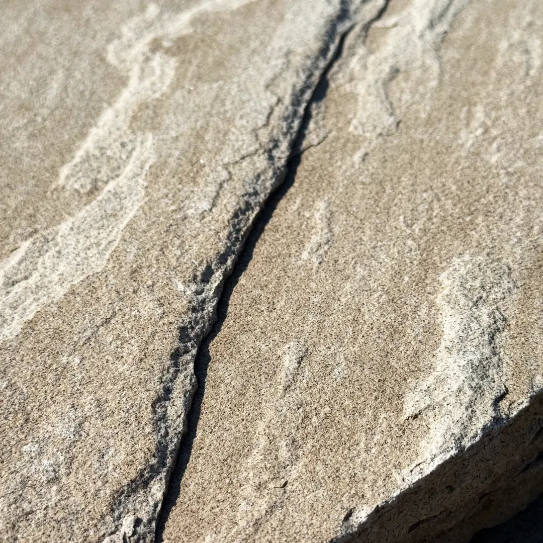 Detailaufnahme einer Terrassenplatte aus Naturstein mit strukturierter Oberfläche