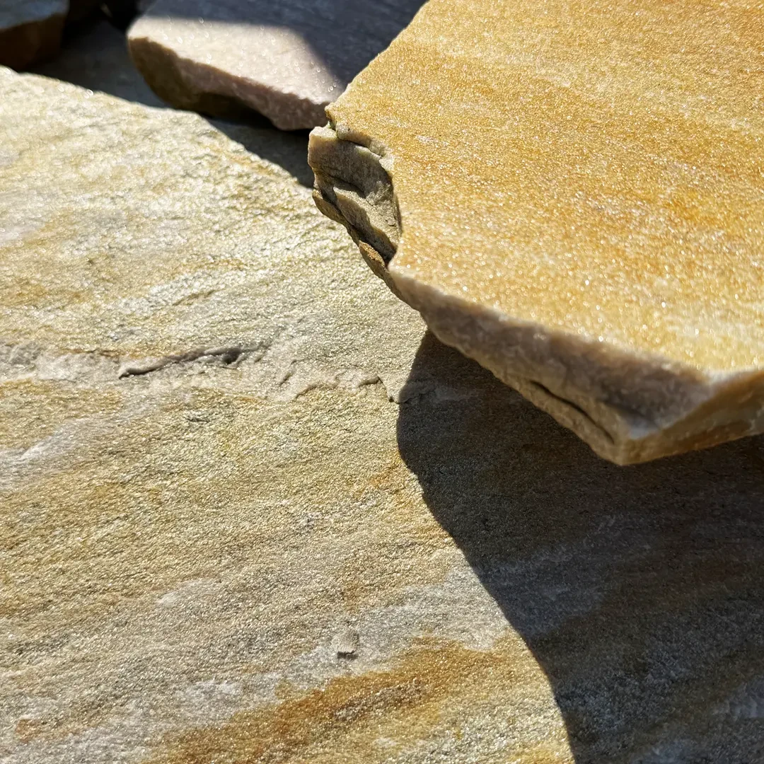 Terrassenplatten aus Naturstein in Nahaufnahme, Struktur und Farbe sichtbar