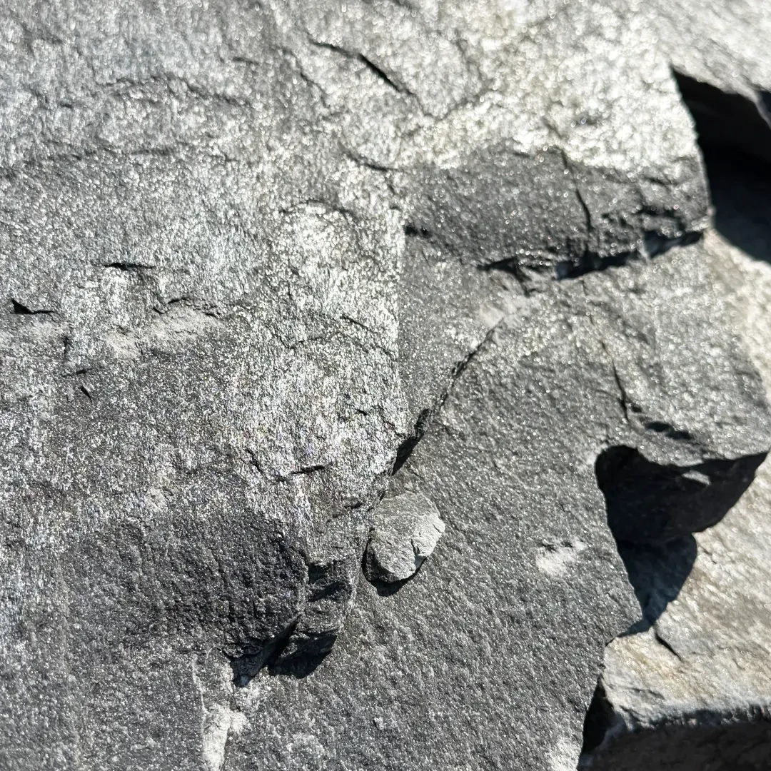 Detailansicht von Terrassenplatten aus Naturstein