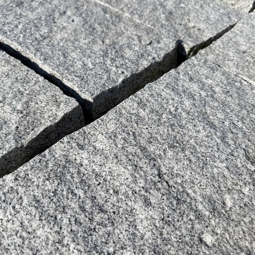 Detailaufnahme von Naturstein Palisaden mit rauer Oberfläche