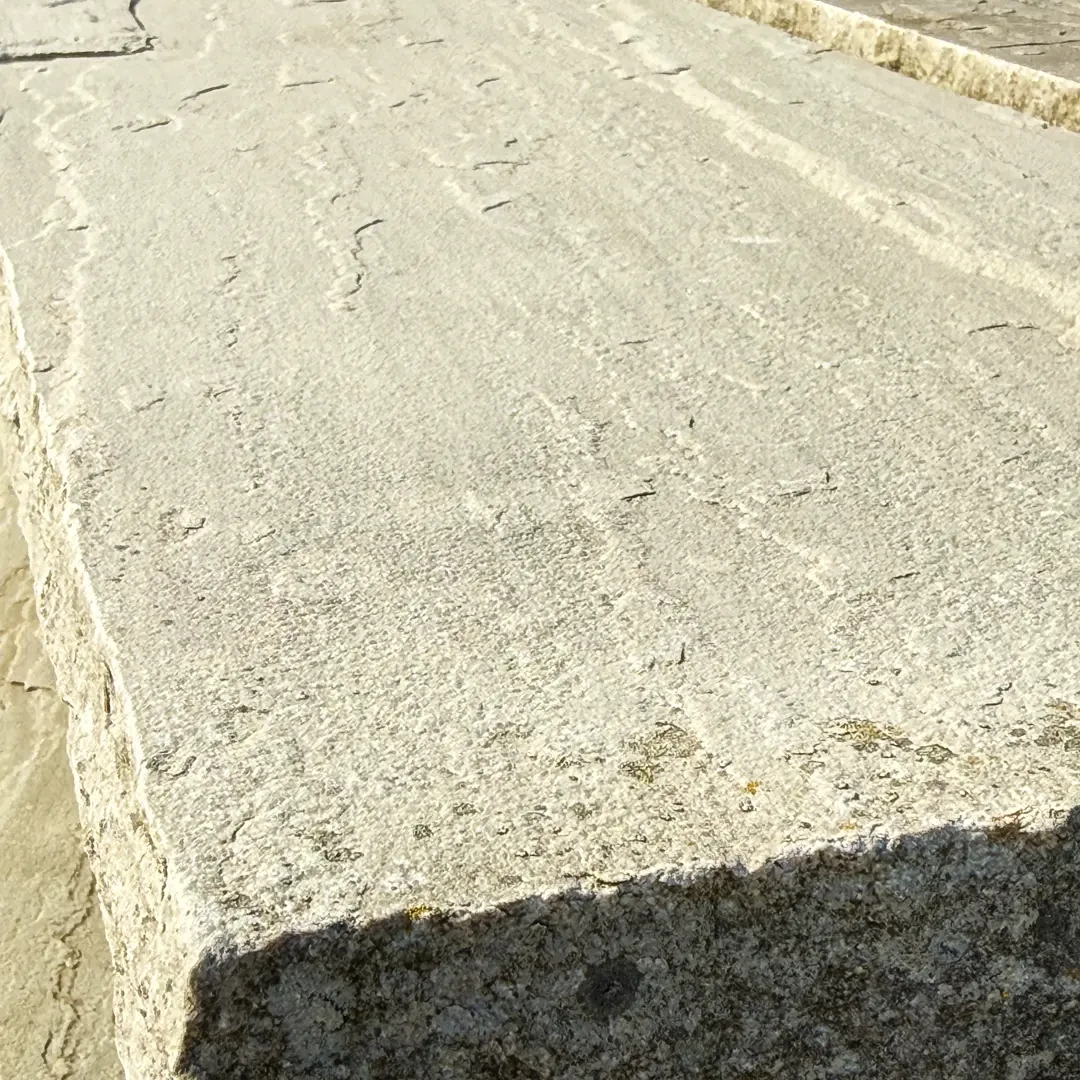 Naturstein Palisaden als Gestaltungselement im Garten oder Landschaftsbau