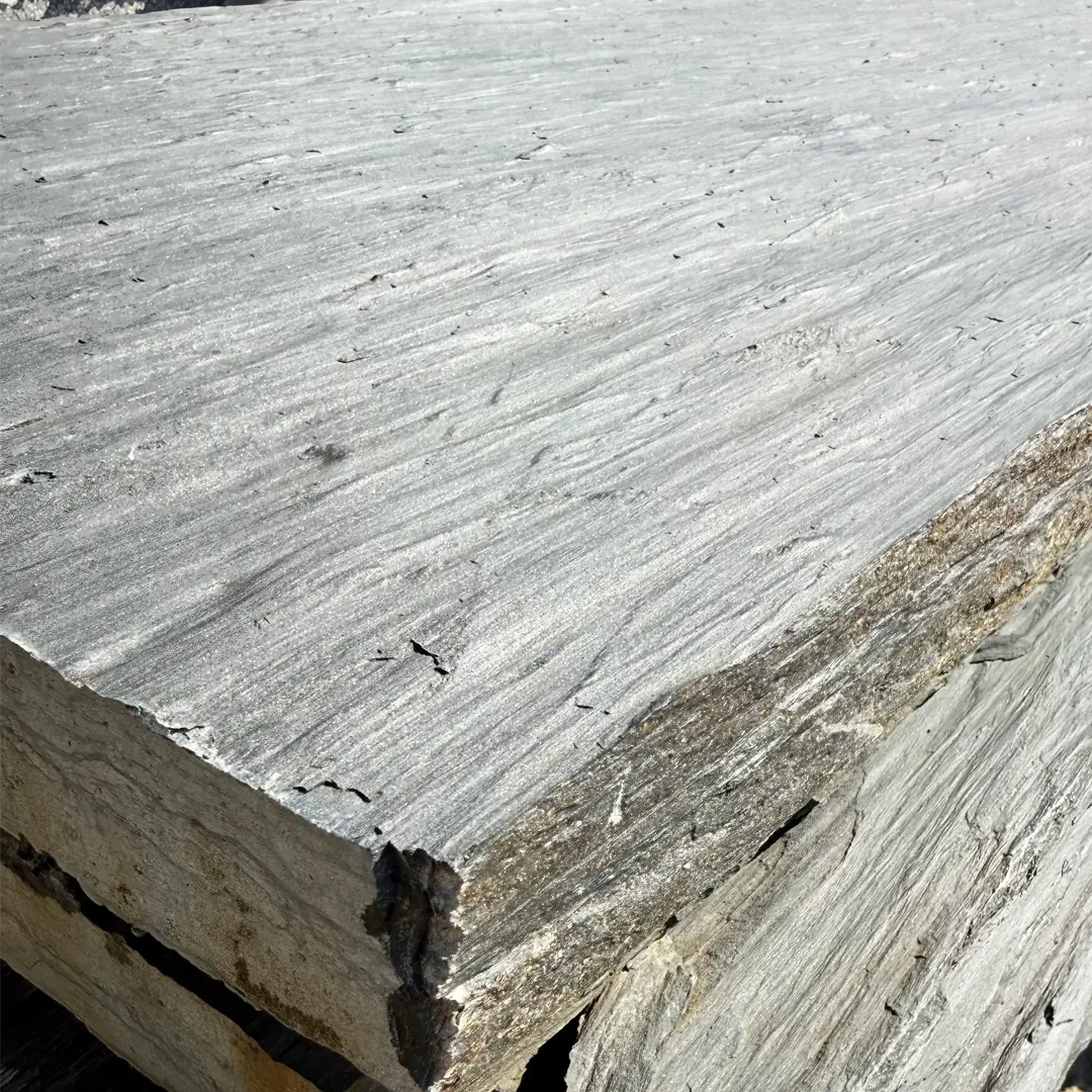 Naturstein Palisaden aus robustem Steinmaterial, ideal für Garten- und Landschaftsbau