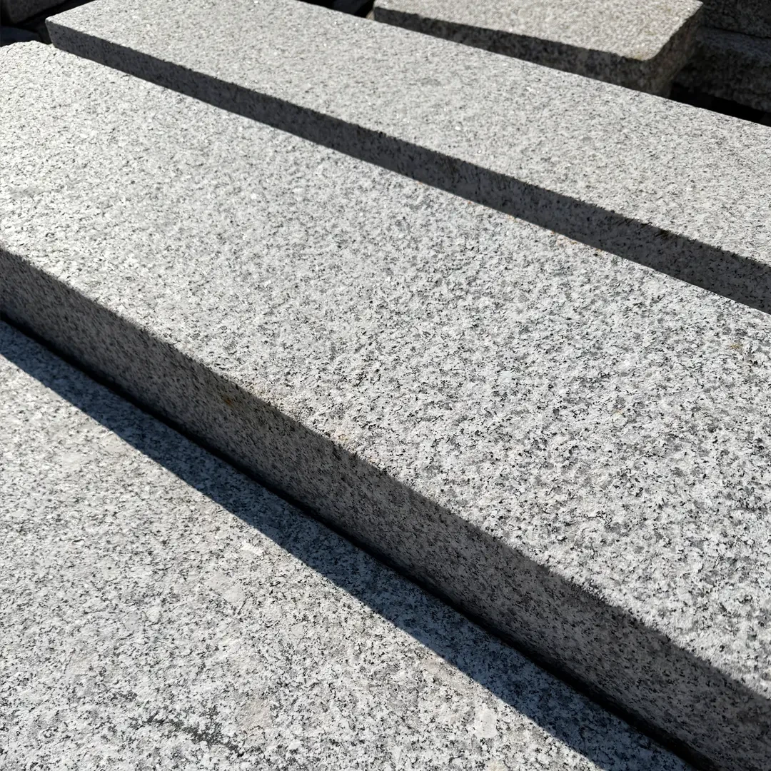 Naturstein Palisaden aus Granit in Nahaufnahme, ideal für Garten- und Landschaftsbau