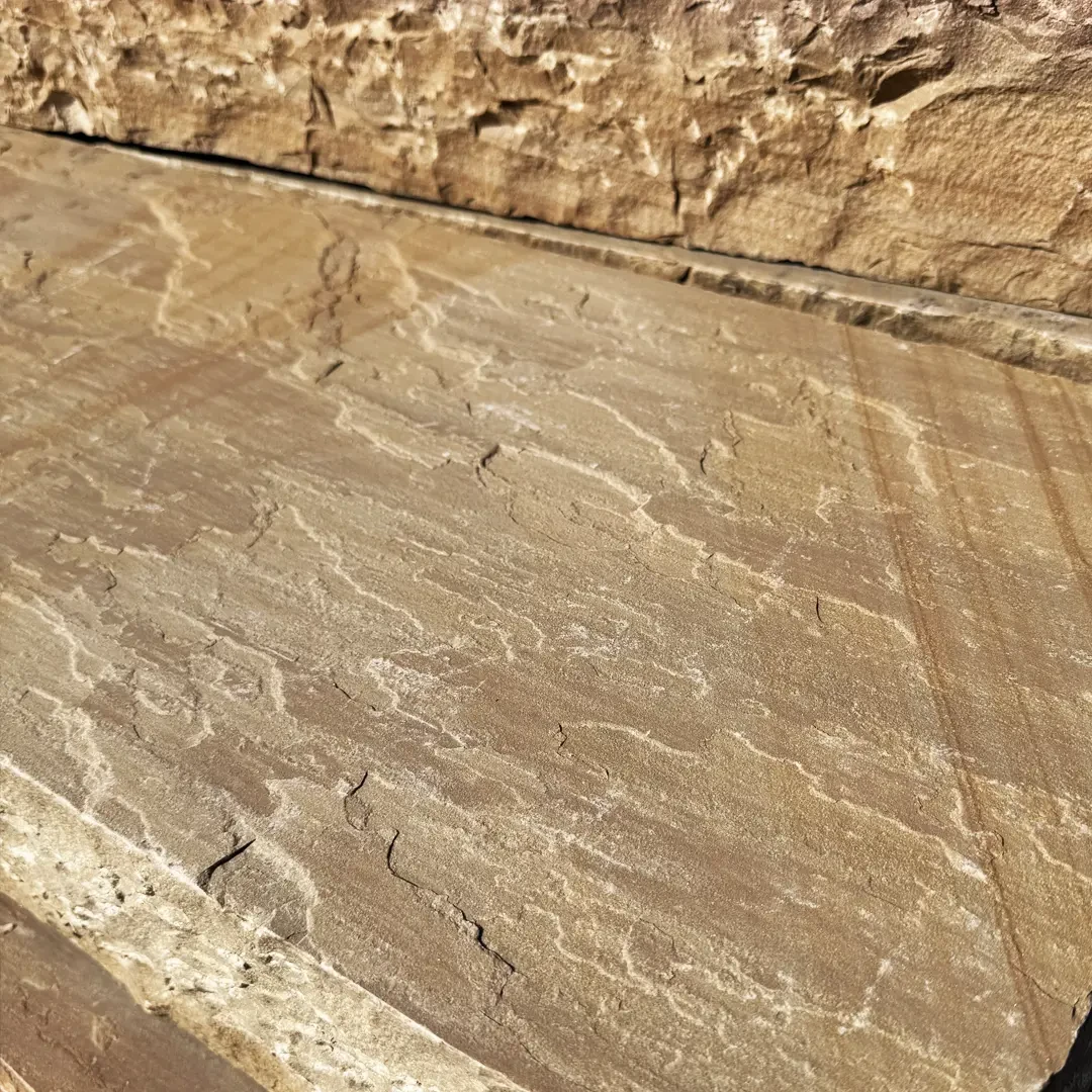 Detailansicht von Naturstein Palisaden mit strukturierter Oberfläche