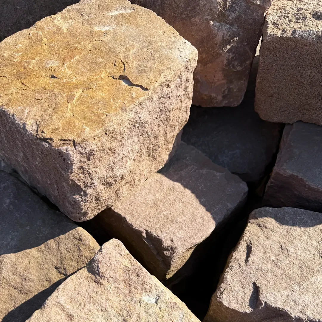 Detailaufnahme von Naturstein-Pflastersteinen, ideal für Wege und Terrassen