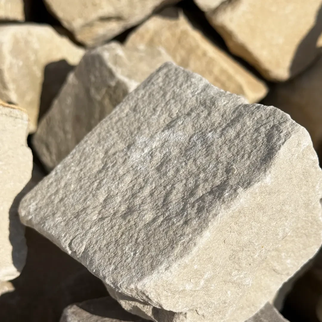 Detailaufnahme von Naturstein Pflastersteinen in heller Farbgebung