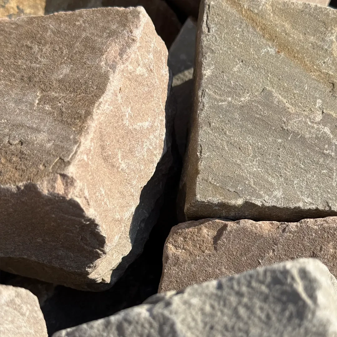 Naturstein Pflastersteine in Nahaufnahme, verschiedene Farben und Oberflächenstrukturen