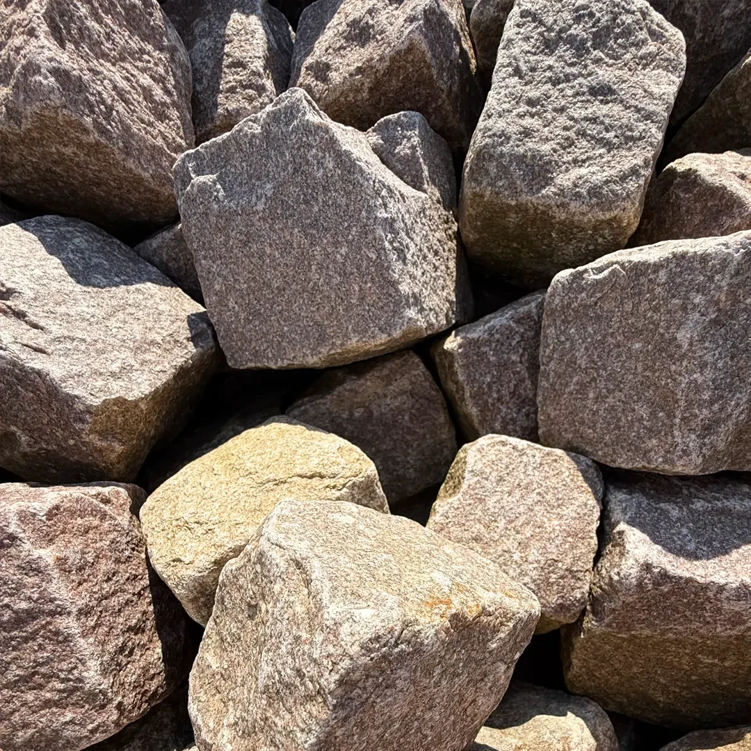 Naturstein Pflastersteine in unterschiedlichen Farbtönen, Detailaufnahme von Pflastersteinen aus Naturstein