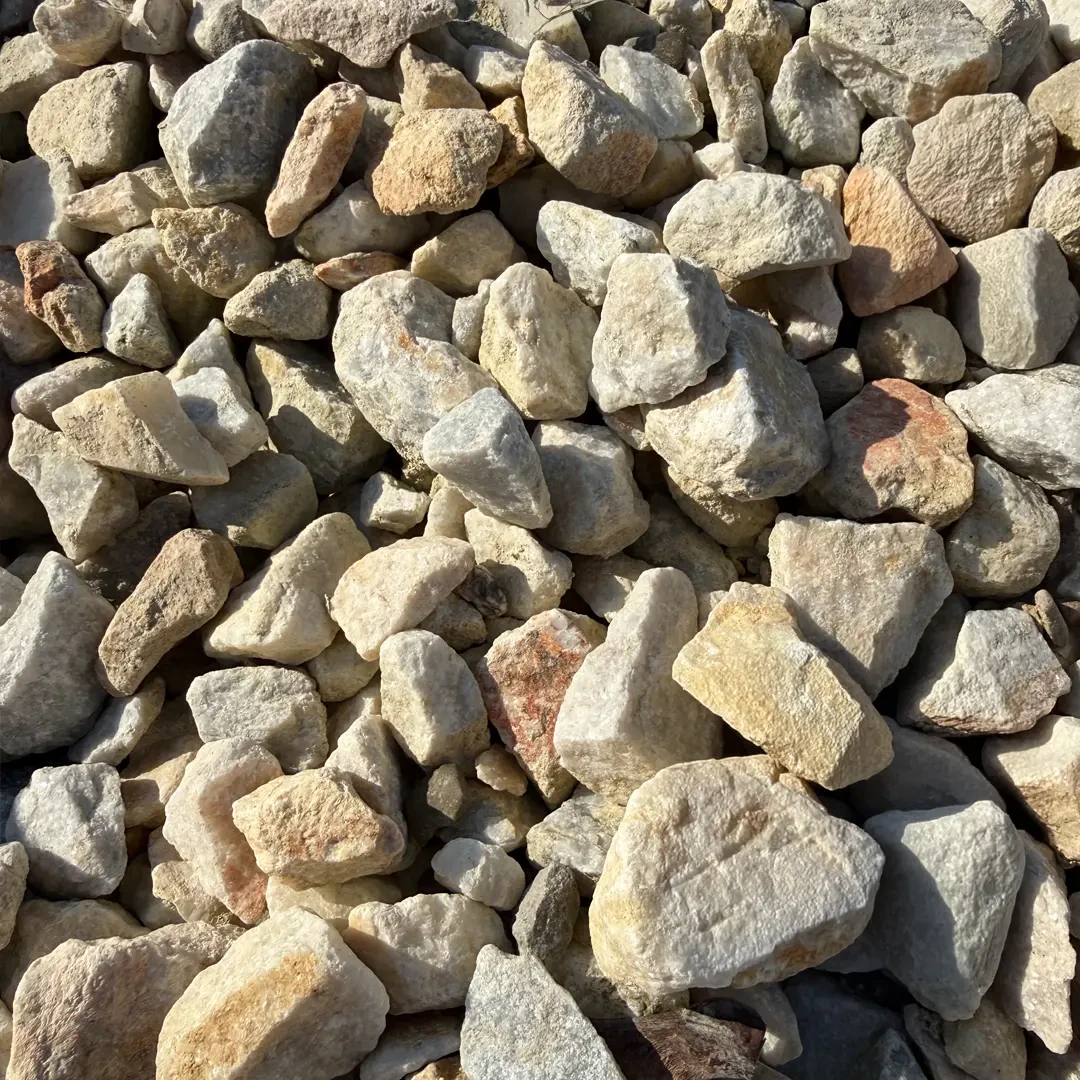 Zierkies und Ziersplitt in heller Natursteinoptik als Gartendekoration