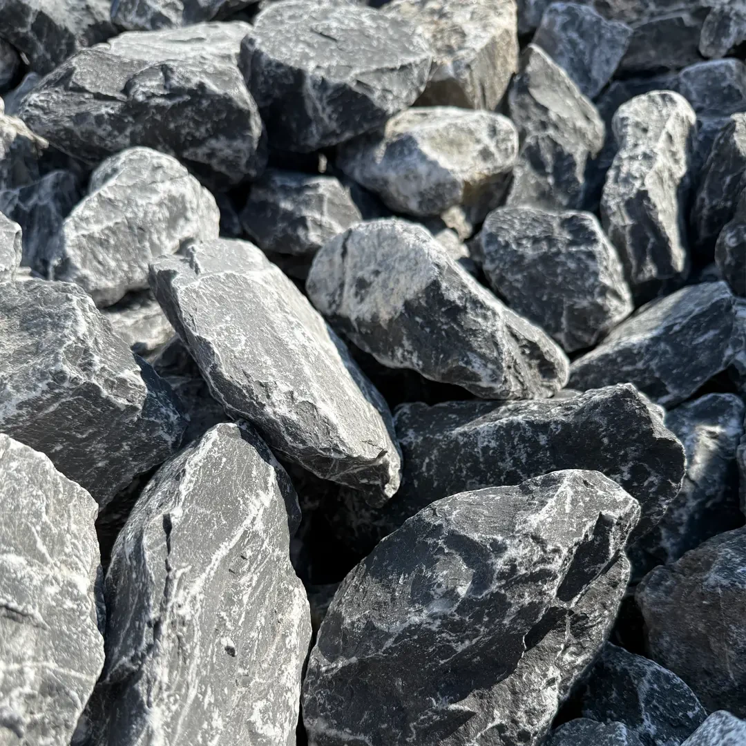 Zierkies und Ziersplitt in Nahaufnahme – dekorative Steine für Garten und Landschaftsbau