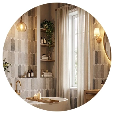 Modernes Badezimmer mit stilvollen Keramik-Fliesen an der Wand und eleganter Badewanne